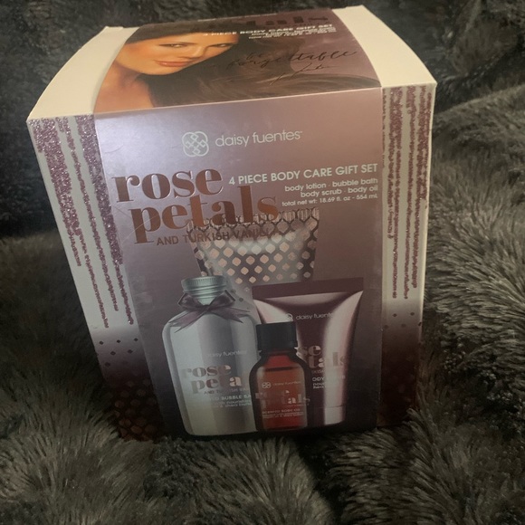 Daisy Fuentes Other - New ☀️ Daisy Fuentes gift set - Rose Petals